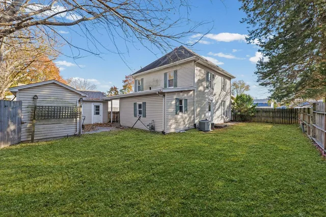 $179,900 | 110 West Warren Street, St. Joseph, IL 61873