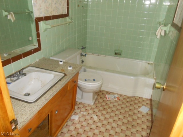 2147 Waynoka Road Euclid, OH 44117 - Photo 11 of 12 bathroom