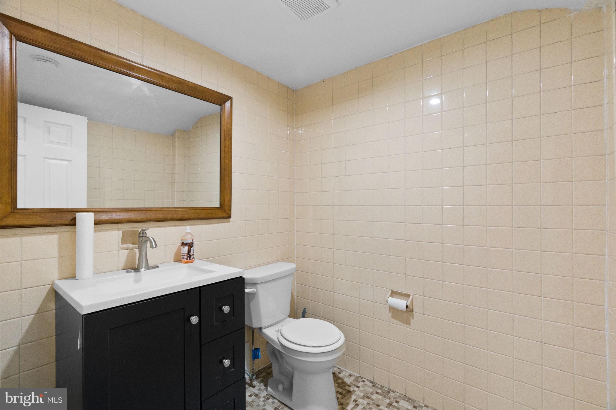 620 George Street Norristown, PA 19401 - Photo 20 of 53 a bathroom with a sink and a toilet