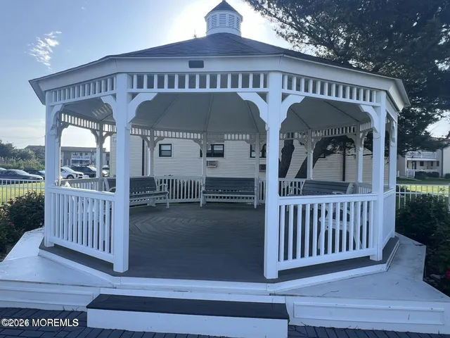 a view of yard in front of house
