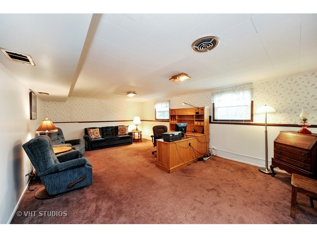 439 Weidner Road Buffalo Grove, IL 60089 - Photo 14 of 23 a living room with furniture