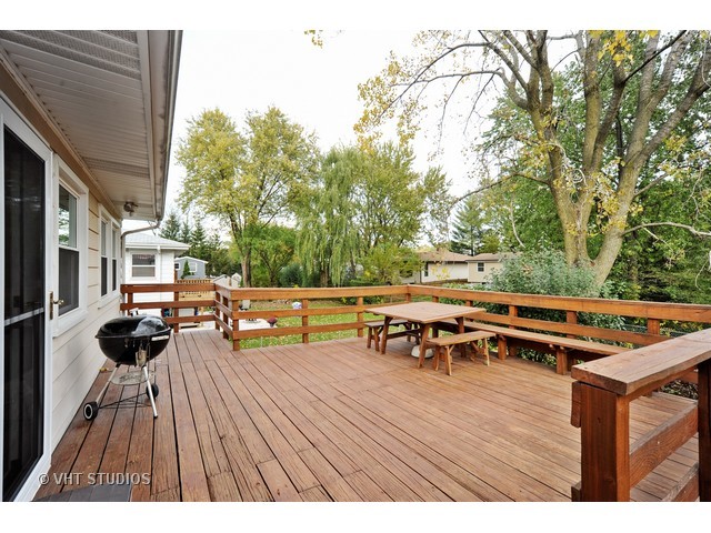 439 Weidner Road Buffalo Grove, IL 60089 - Photo 20 of 23 a view of a chairs and table on the deck in front of house