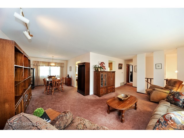 439 Weidner Road Buffalo Grove, IL 60089 - Photo 4 of 23 a living room with furniture a window and gym equipment