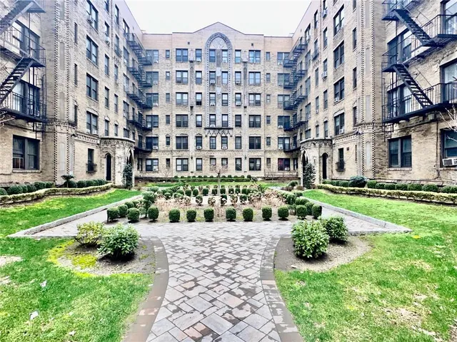 $240,000 | 2075 Wallace Avenue, Unit 546 | Pelham Parkway