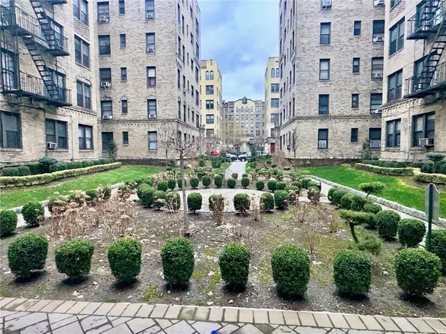 $240,000 | 2075 Wallace Avenue, Unit 546 | Pelham Parkway