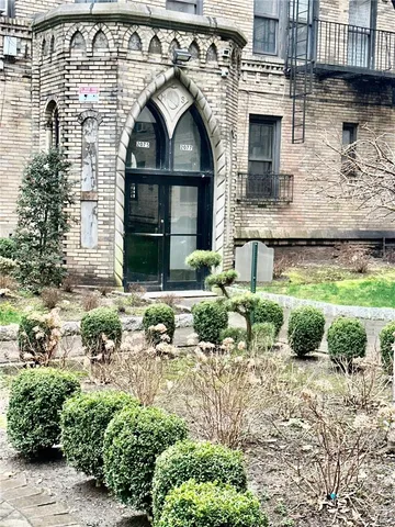 $240,000 | 2075 Wallace Avenue, Unit 546 | Pelham Parkway