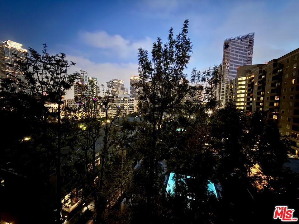 600 West 9th Street, Unit 810 Los Angeles, CA 90015 - Photo 16 of 24 a city view