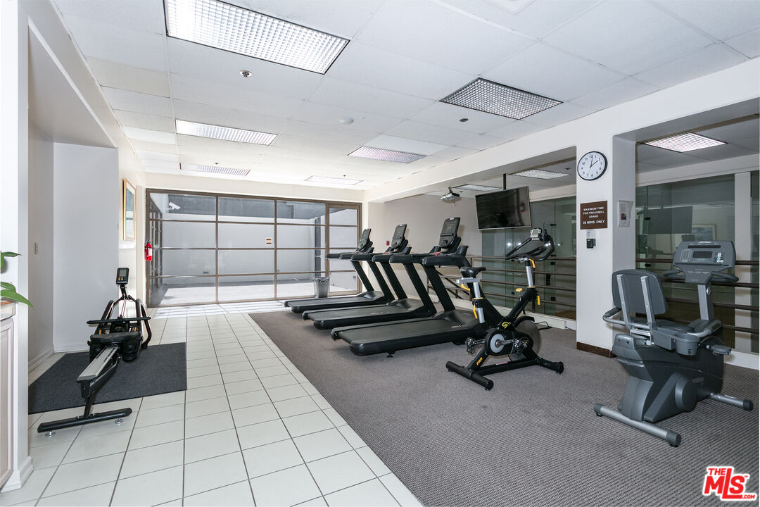 600 West 9th Street, Unit 810 Los Angeles, CA 90015 - Photo 18 of 24 a view of a room with gym equipment