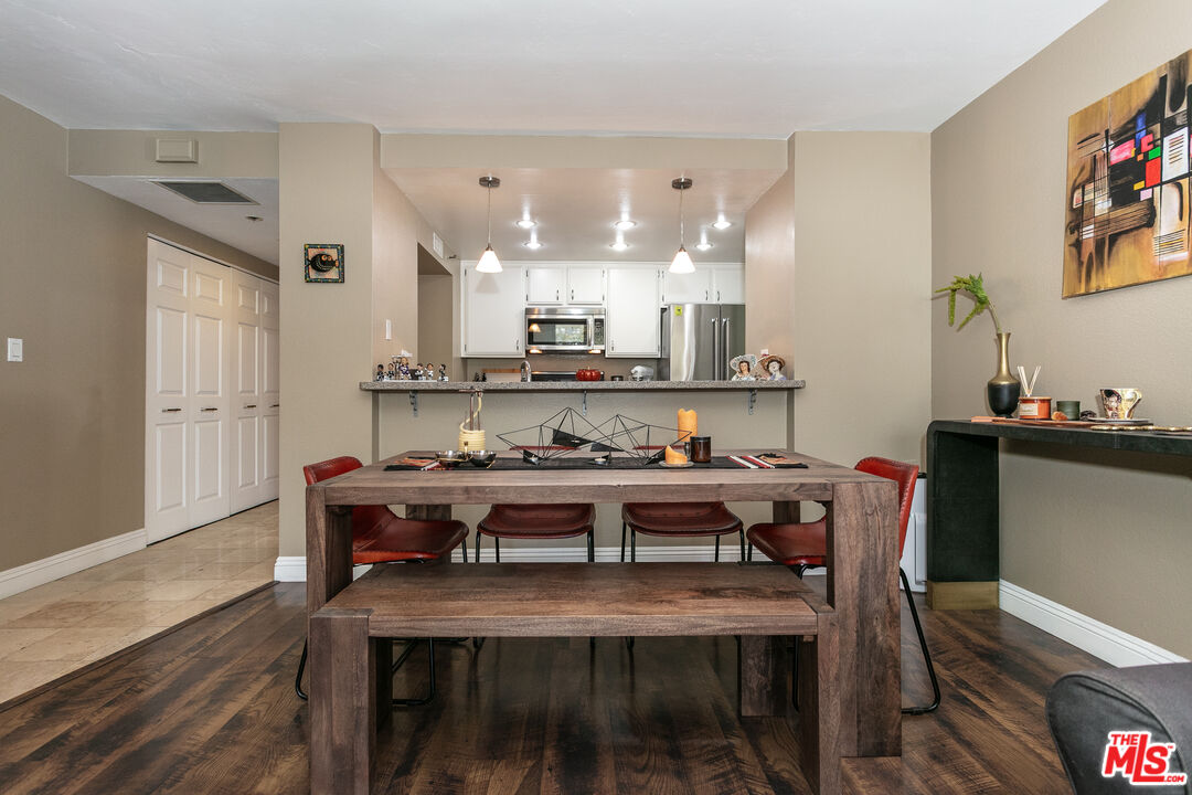 600 West 9th Street, Unit 810 Los Angeles, CA 90015 - Photo 5 of 24 a kitchen with a table and chairs in it