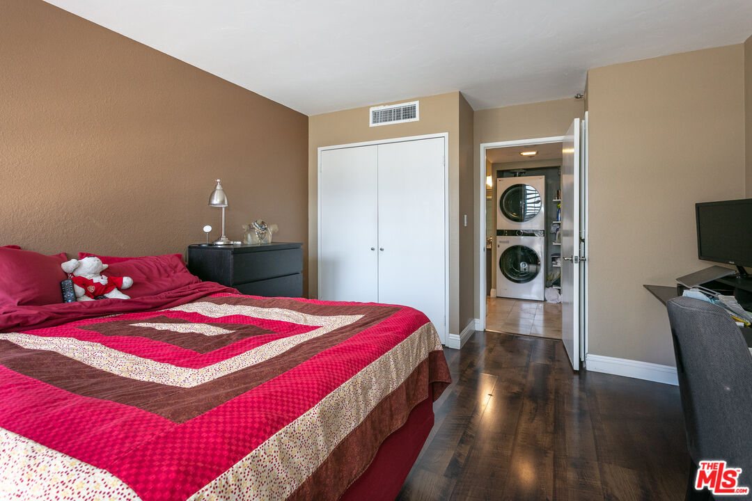 600 West 9th Street, Unit 810 Los Angeles, CA 90015 - Photo 8 of 24 a bedroom with a bed and a closet