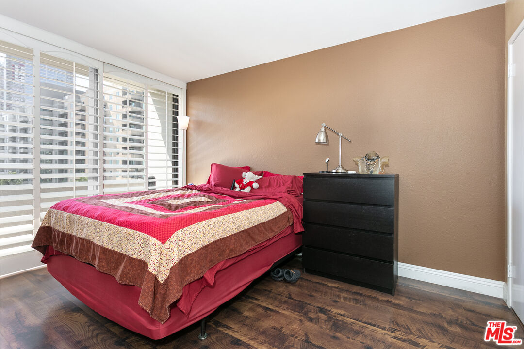 600 West 9th Street, Unit 810 Los Angeles, CA 90015 - Photo 9 of 24 a bedroom with a bed and a window