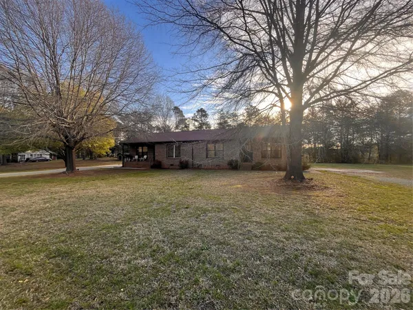 a view of a yard with a house