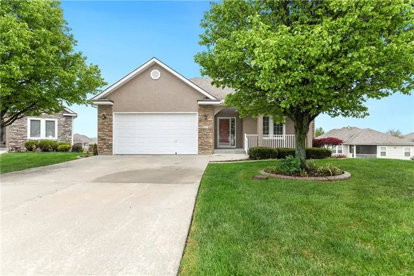 $525,000 | 900 Southwest Olympia Court, Lee's Summit, MO 64082