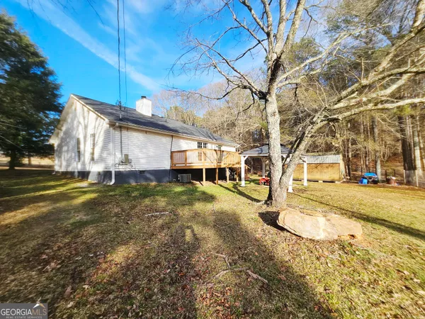 a view of a yard with a house