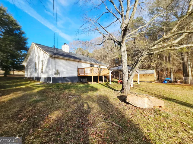 a view of a yard with a house
