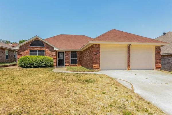 $2,600 | 319 Kessler Drive, Euless, TX 76039