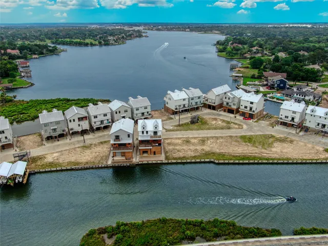 $5,000 | 28 Cmdr Runco Lane, Seabrook, TX 77586