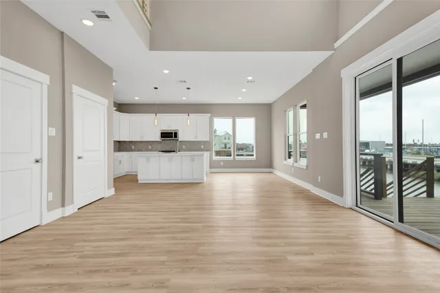 $5,000 | 28 Cmdr Runco Lane, Seabrook, TX 77586