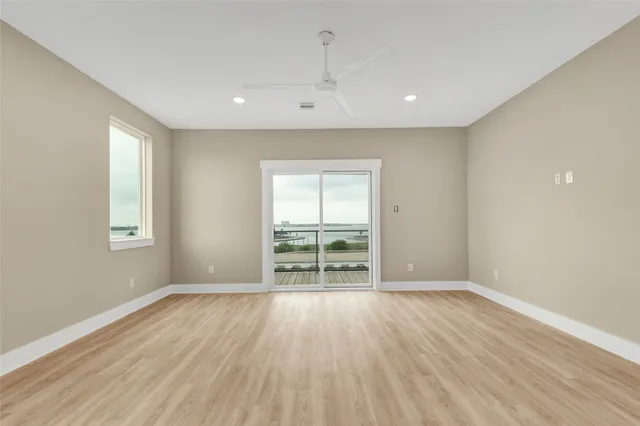 $5,000 | 28 Cmdr Runco Lane, Seabrook, TX 77586