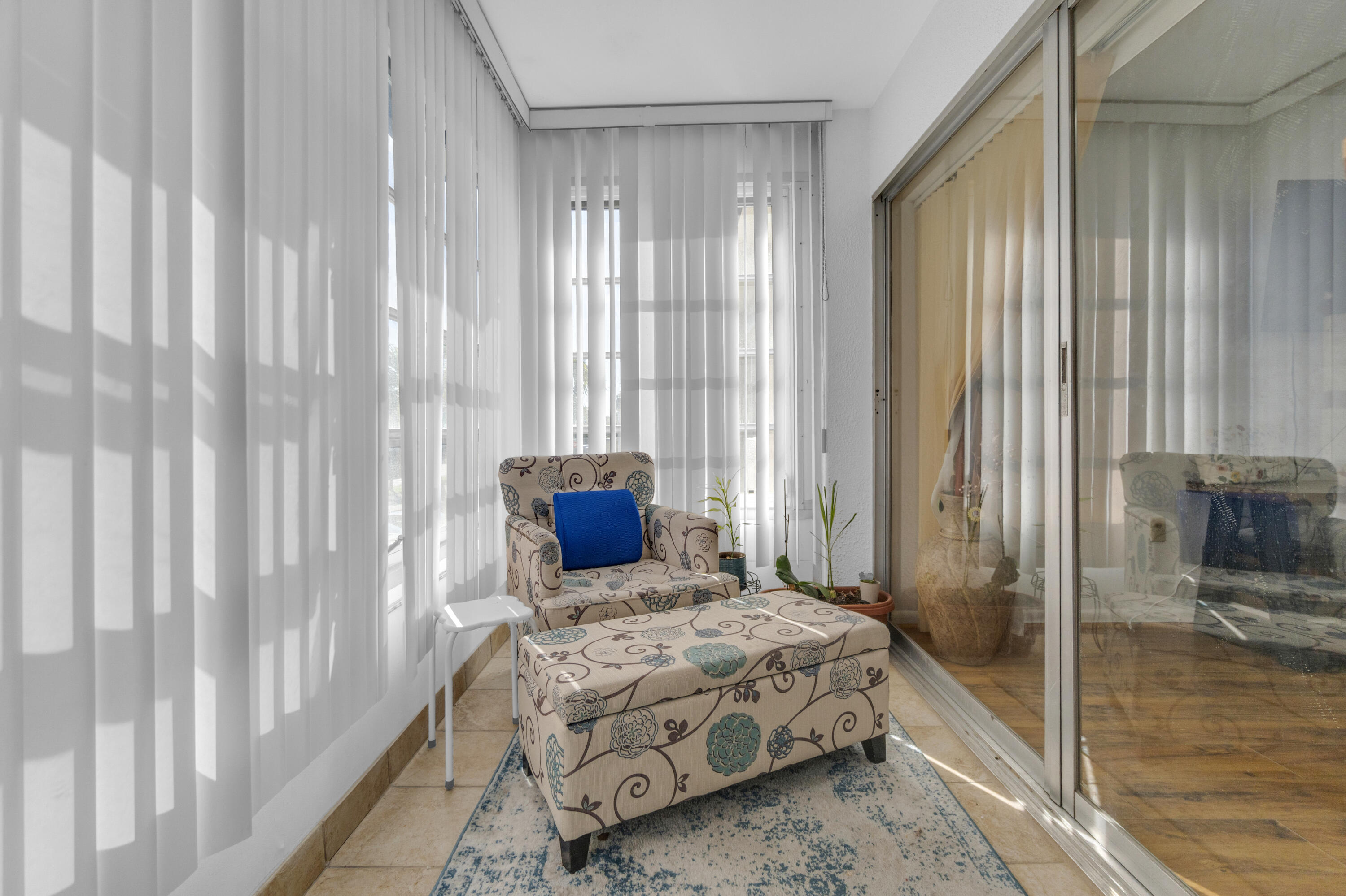 504 Davis Road, Unit 86 Palm Springs, FL 33461 - Photo 9 of 25 a bedroom with a bed and a window