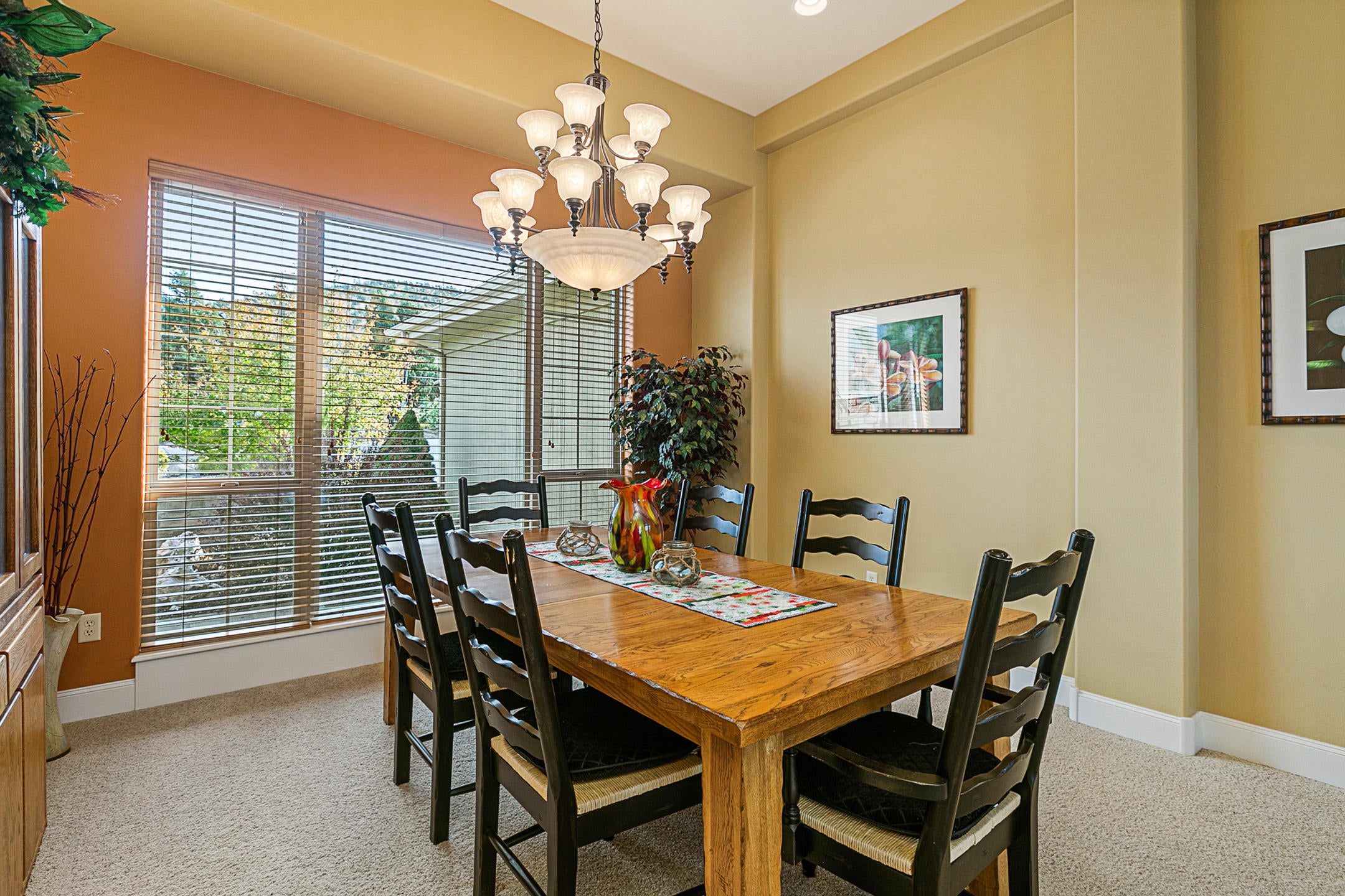 537 Highland Meadow Loop Redmond, OR 97756 - Photo 14 of 35 Dining room - view of courtyard
