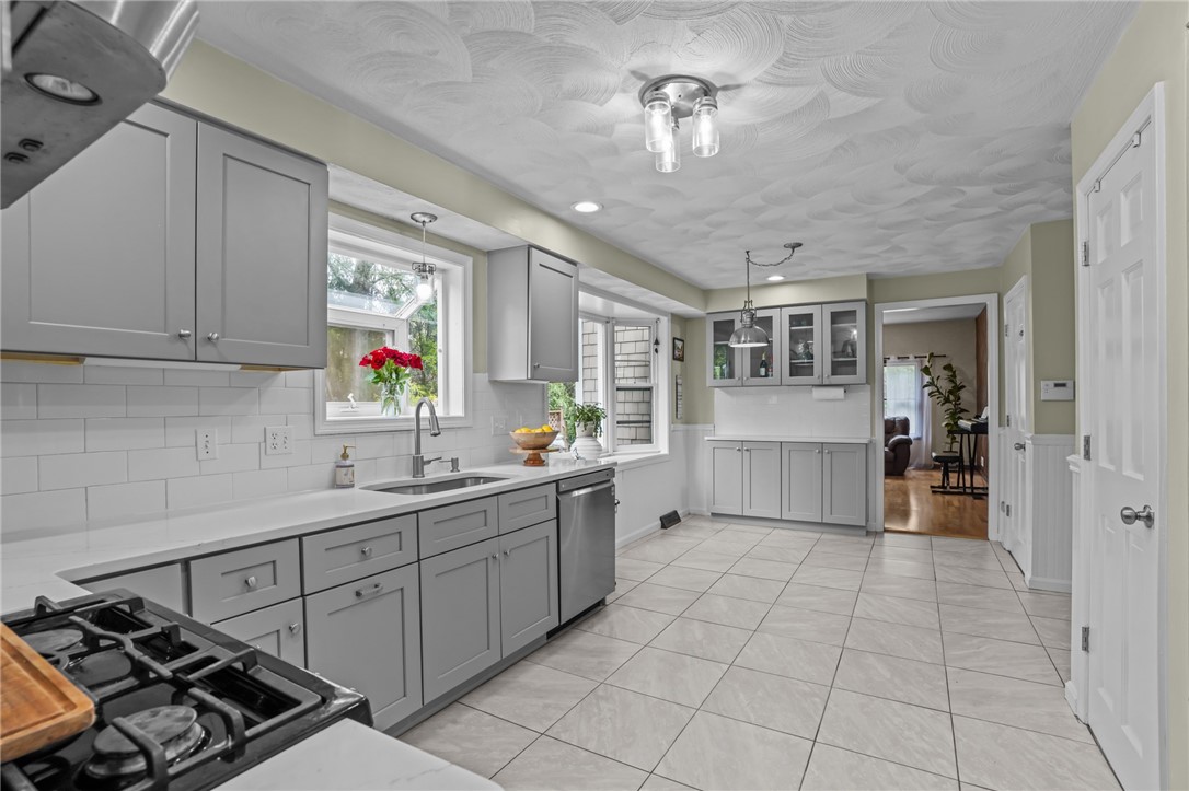 160 Sage Drive Warwick, RI 02886 - Photo 4 of 50