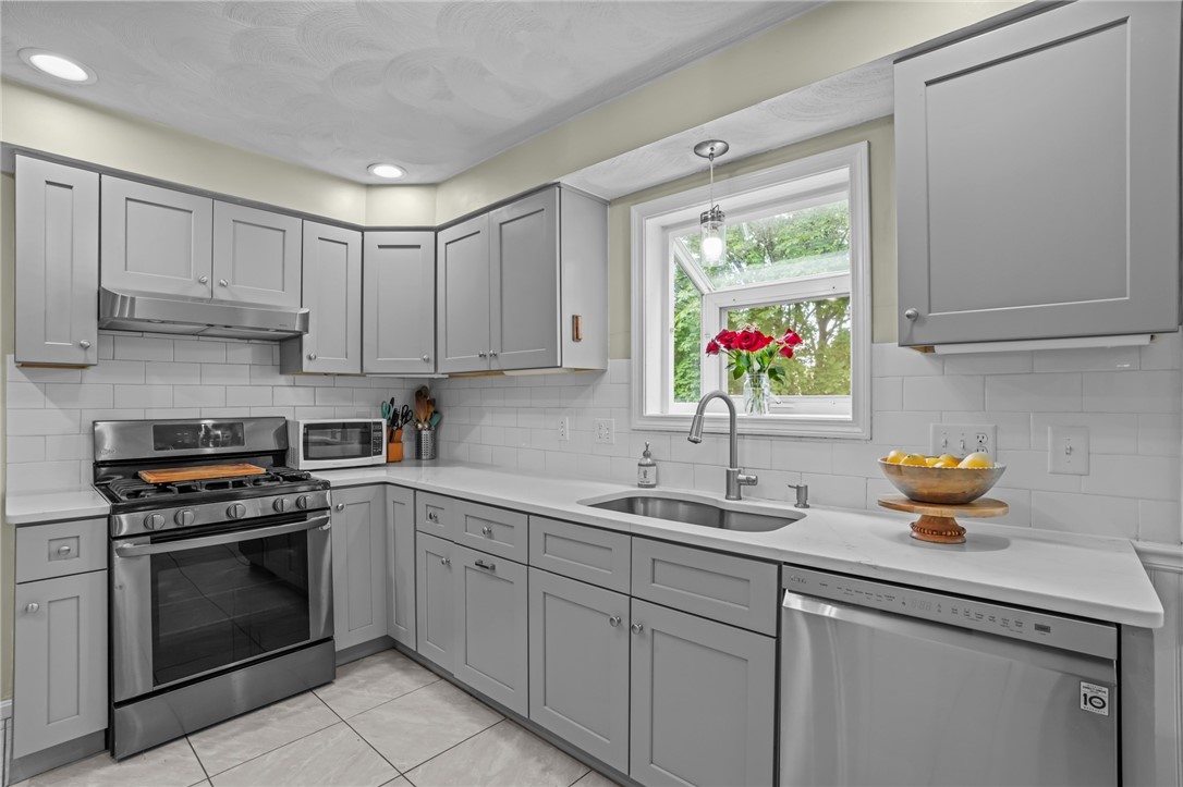 160 Sage Drive Warwick, RI 02886 - Photo 6 of 50