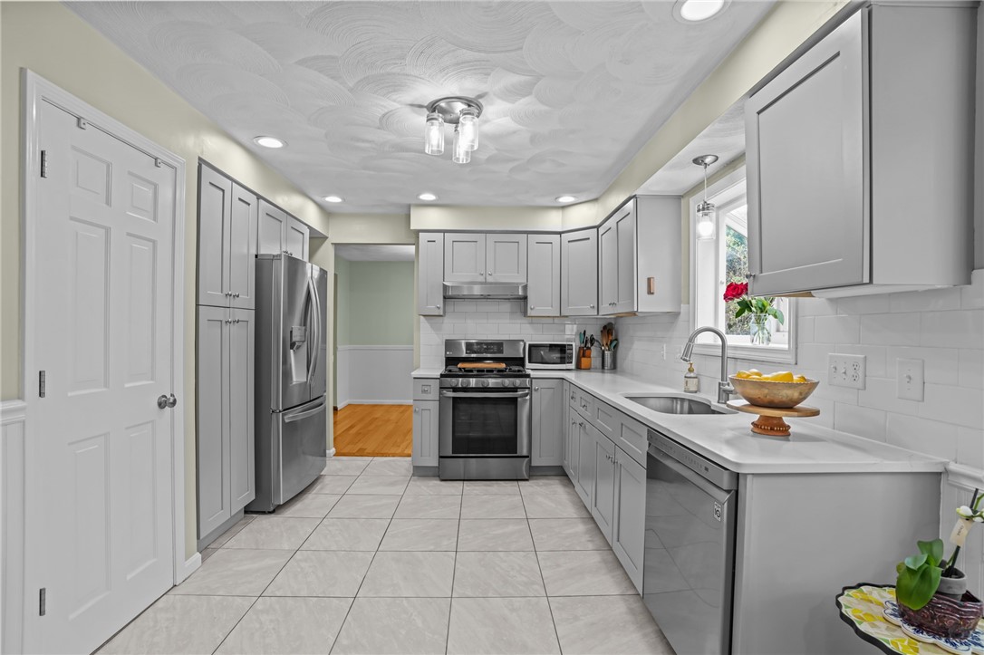 160 Sage Drive Warwick, RI 02886 - Photo 8 of 50