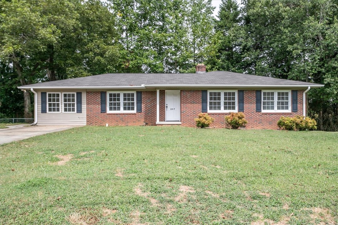 207 Forest Drive Easley, SC 29640 - Photo 2 of 34