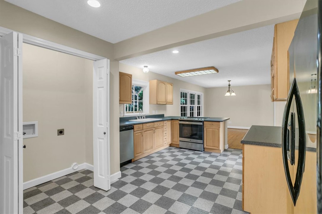 207 Forest Drive Easley, SC 29640 - Photo 4 of 34