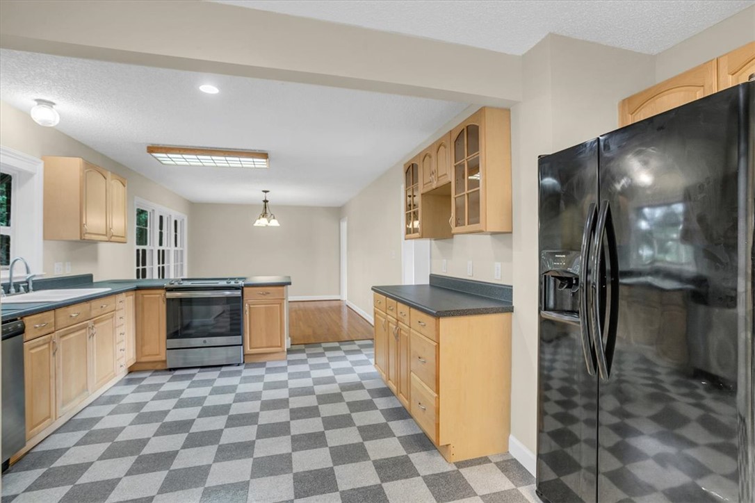 207 Forest Drive Easley, SC 29640 - Photo 5 of 34