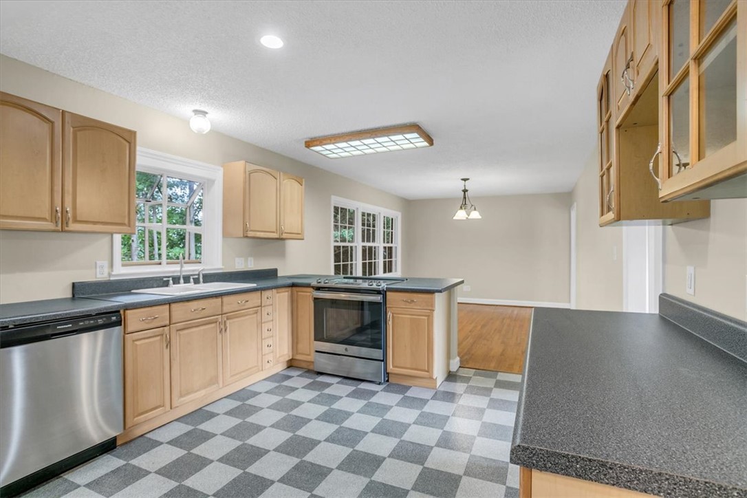 207 Forest Drive Easley, SC 29640 - Photo 6 of 34