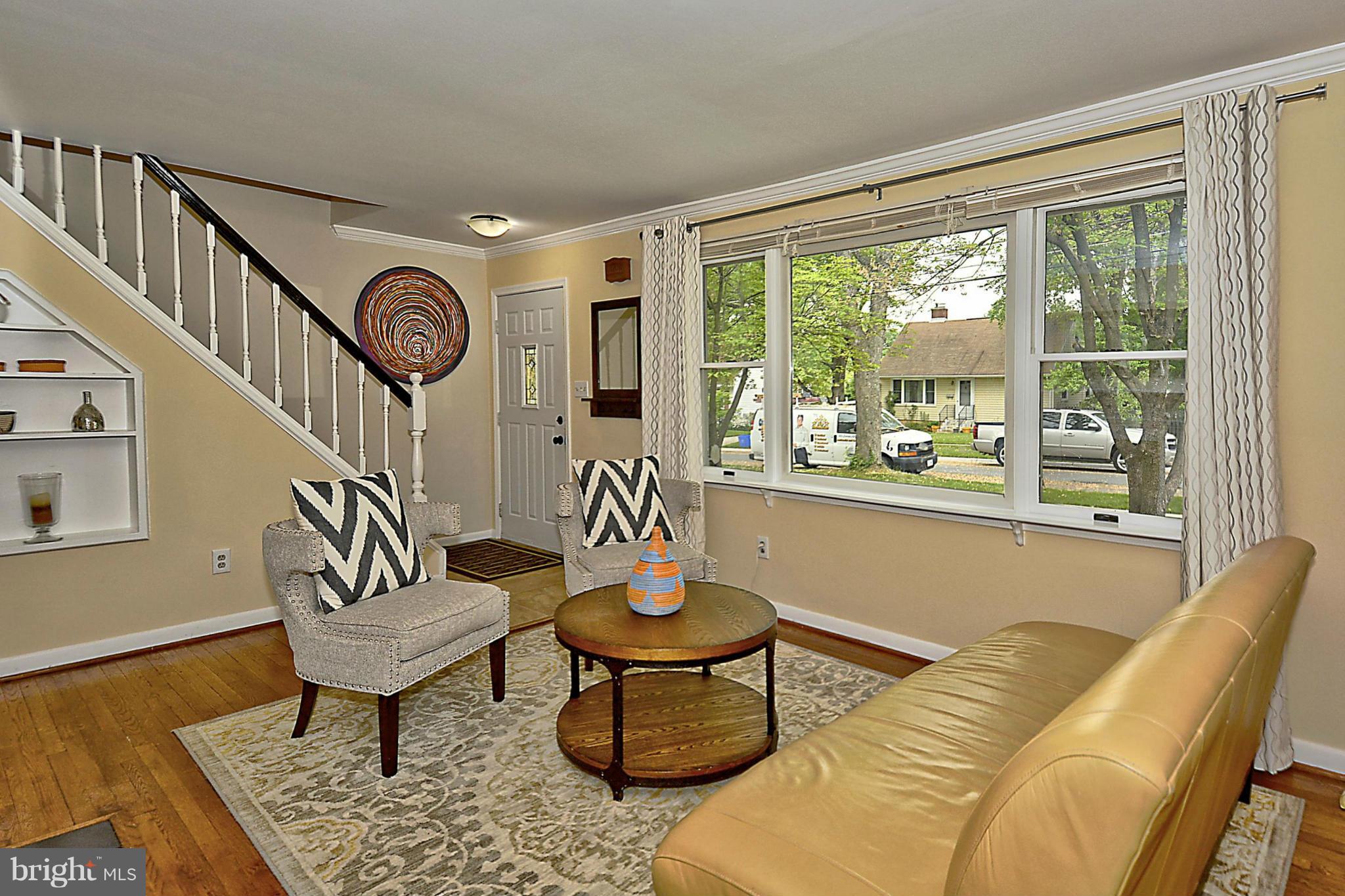 1000 Laredo Road Silver Spring, MD 20901 - Photo 3 of 29 Living Room