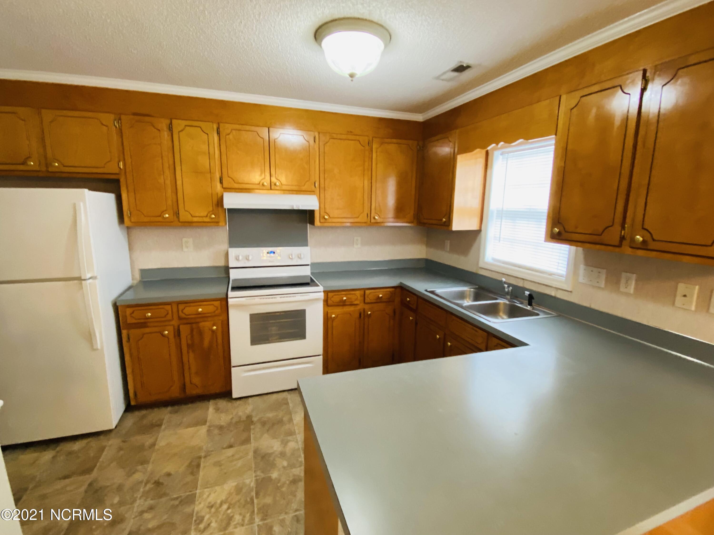 1025 Spring Forest Road, Unit E6 Greenville, NC 27834 - Photo 8 of 16 IMG_1729