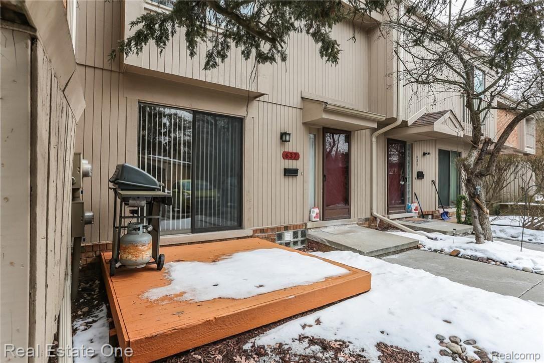 637 Oakbrook West, Unit 20 Rochester, MI 48307 - Photo 1 of 24 Entry