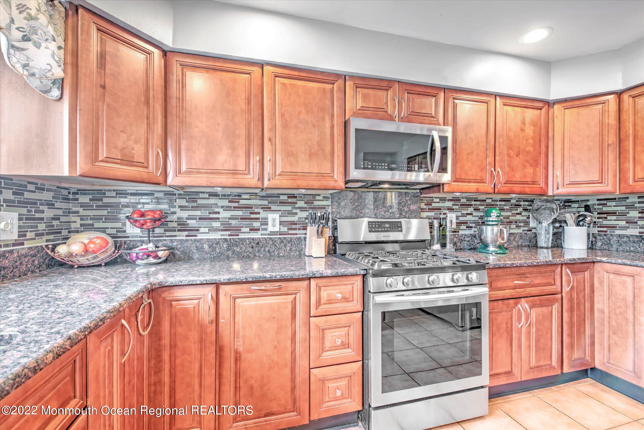 10 MacIntosh Court Jackson, NJ 08527 - Photo 27 of 49 27-KITCHEN