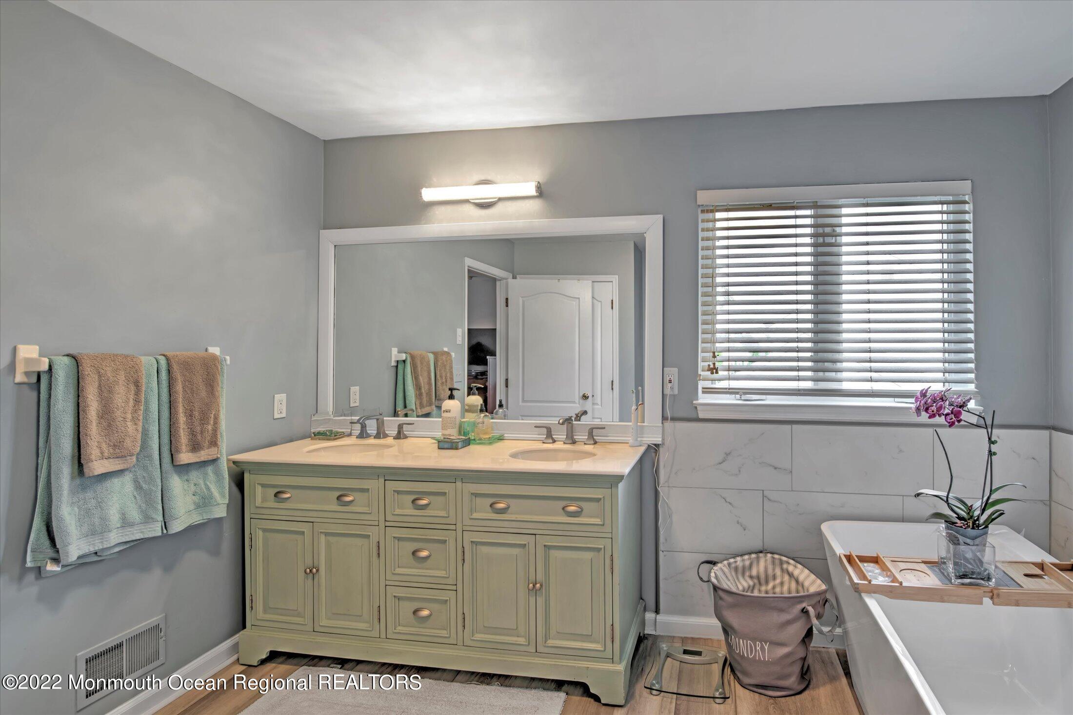 10 MacIntosh Court Jackson, NJ 08527 - Photo 36 of 49 36-MASTER BATHROOM