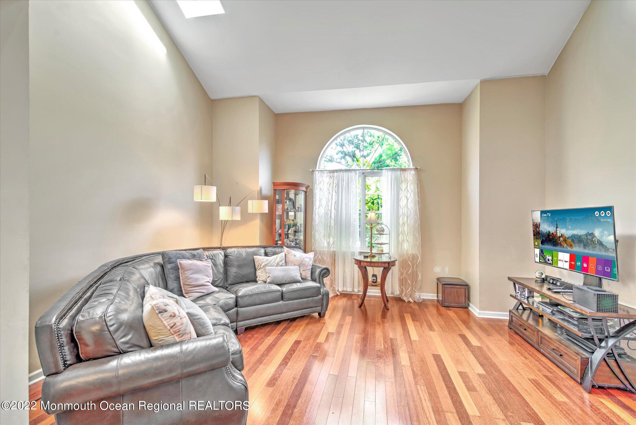 10 MacIntosh Court Jackson, NJ 08527 - Photo 10 of 49 10-LIVING ROOM