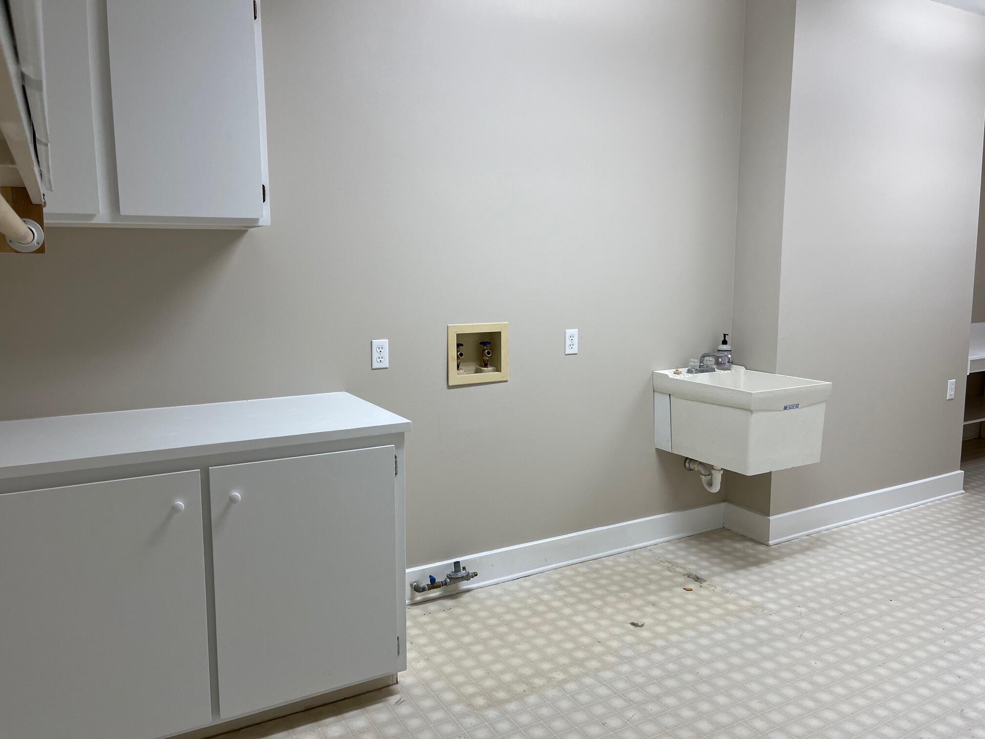 622 Nelson Point Road Niceville, FL 32578 - Photo 19 of 28 a bathroom with a sink and a mirror