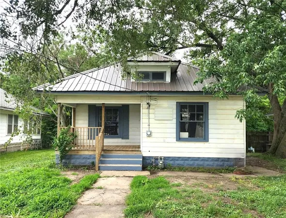 $48,900 | 305 East Forest Avenue, Girard, KS 66743