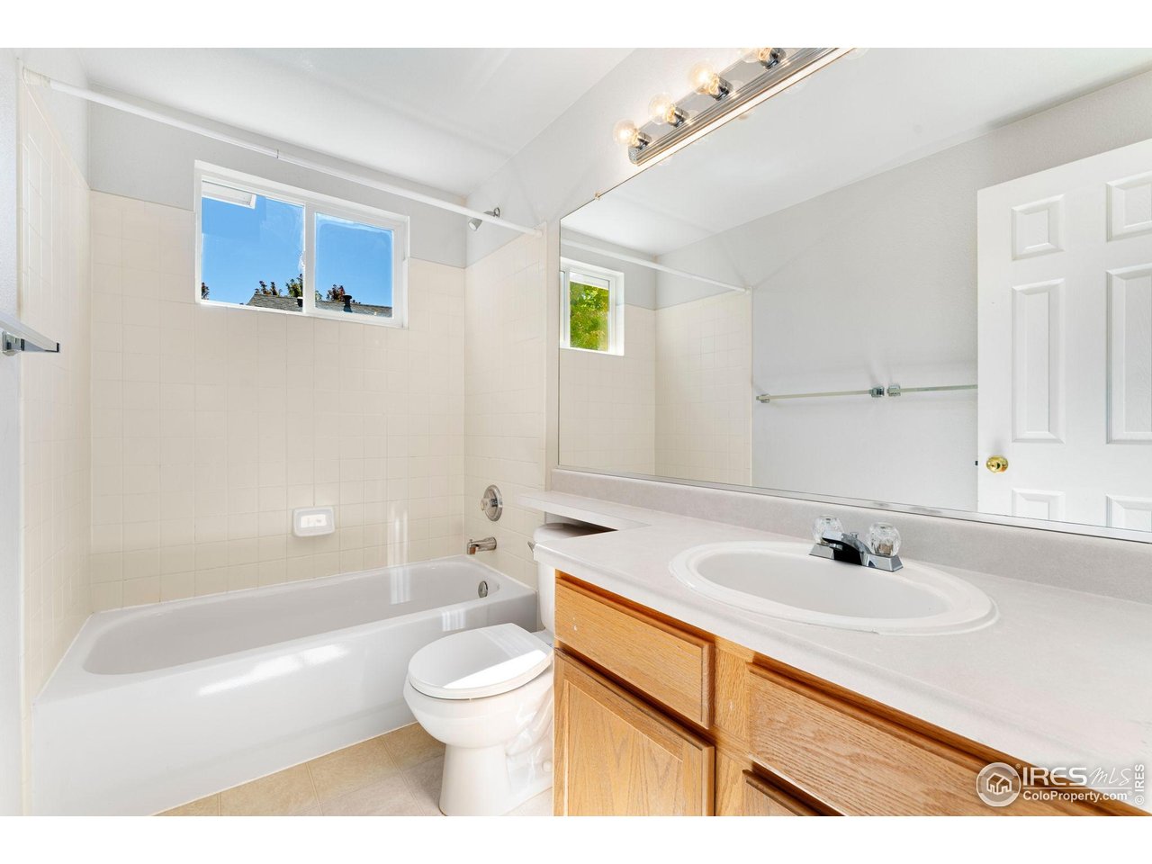 5415 Wolf Street Frederick, CO 80504 - Photo 21 of 29 a bathroom with a sink a toilet and a bathtub