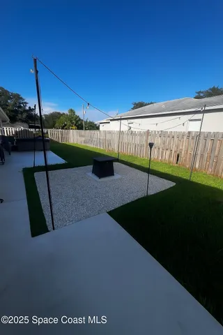 a view of a backyard