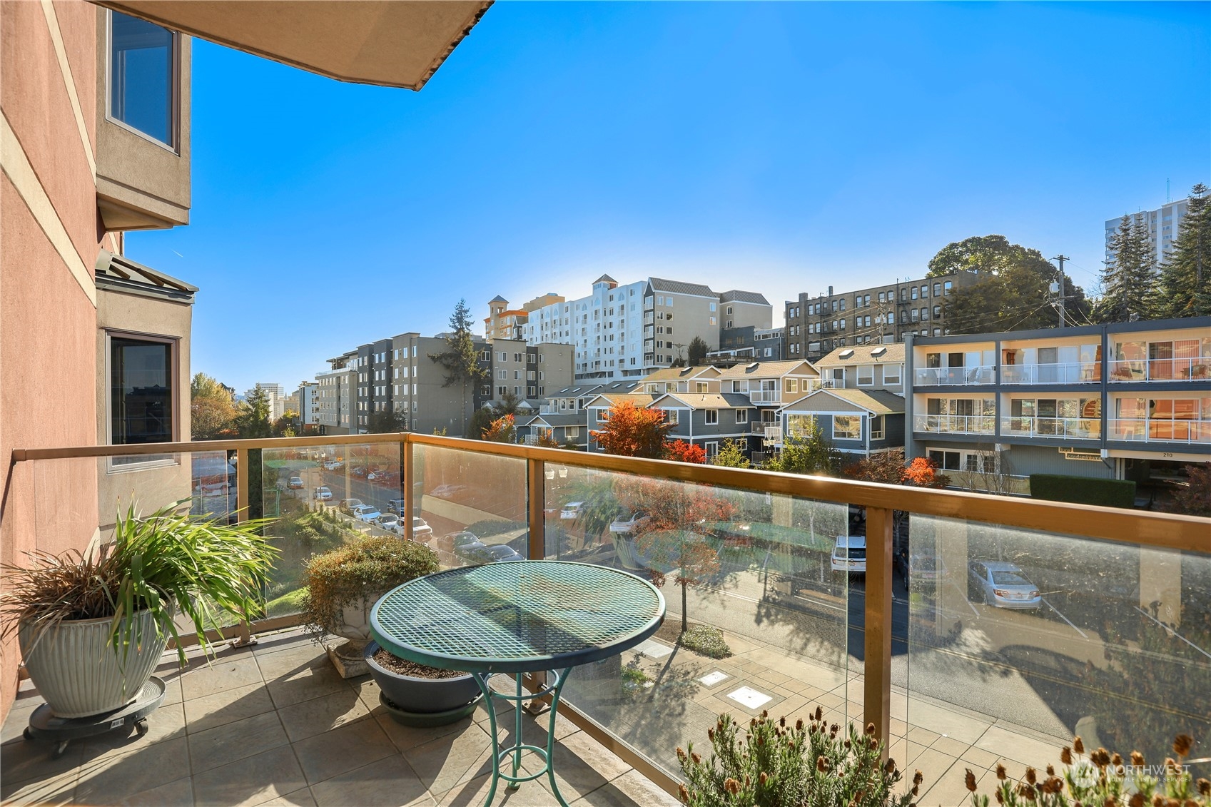 207 Broadway, Unit 500 Tacoma, WA 98402 - Photo 29 of 40 a balcony with table and chairs