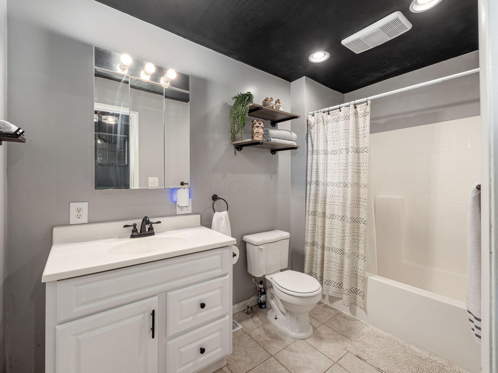 8011 Ruffner Road Northeast Baltimore, OH 43105 - Photo 21 of 40 Primary En Suite Full Bathroom