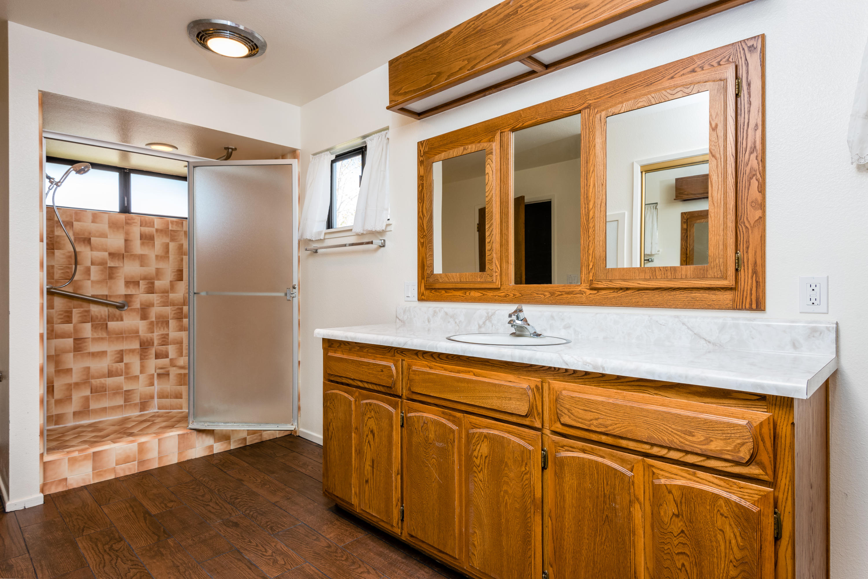 1815 Tularosa Road Lompoc, CA 93436 - Photo 20 of 35 a bathroom with a sink and a mirror