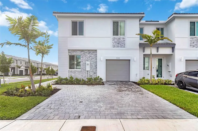$470,000 | 760 Southeast 13th Court, Homestead, FL 33034