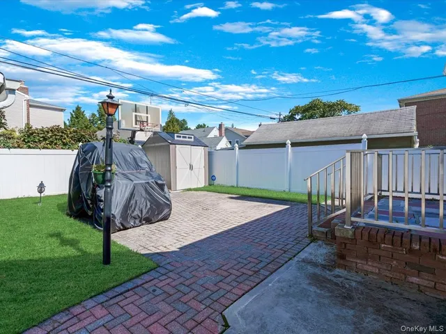 a view of a backyard