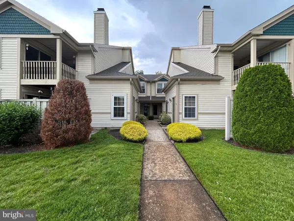 a view of a house with backyard and garden