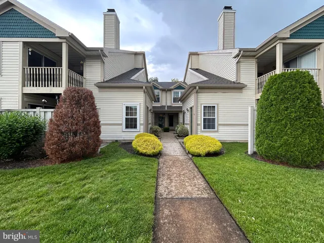 a view of a house with backyard and garden