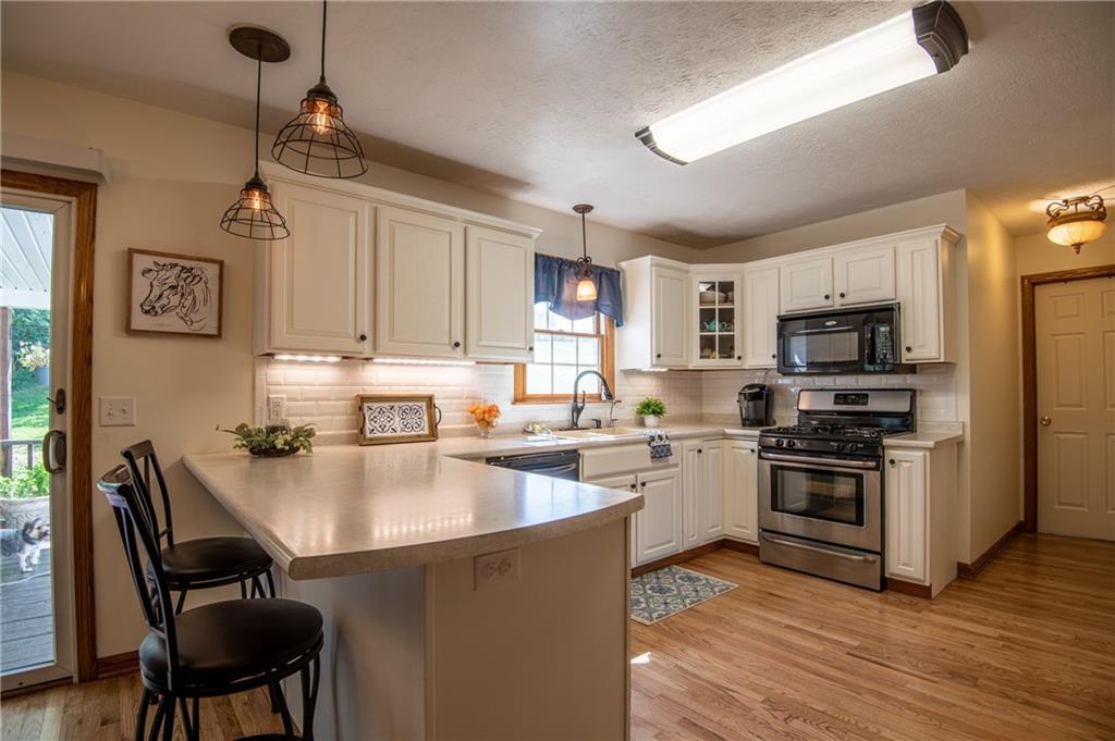300 North Keel Ridge Road Hermitage, PA 16148 - Photo 5 of 25 Beautiful eat in kitchen with breakfast bar.